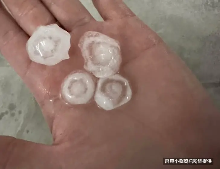 ▲今天午後全台各地幾乎都出現明顯雨勢，強度甚至不亞於颱風登陸，屏東地區旺盛的對流甚至讓冰雹從天而降。（圖／屏東小鎮資訊提供）