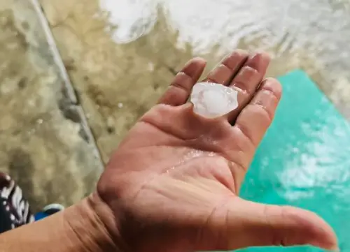 ▲屏東地區旺盛的對流甚至讓冰雹從天而降，大小讓民眾以為是冰塊直接砸下來。（圖／屏東小鎮資訊提供）