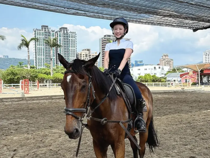▲賴薇如原本對於馬術很熱中，時常會到馬場練習，卻因此碰上墜馬的意外，儘管沒有太嚴重的損傷，卻心有餘悸，也將進醫院治療。（圖／摘自IG）