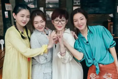 ▲范曉萱（左二）與大S（右一）是閨密，兩人同為「七仙女」成員並有著多年交情。（圖／翻攝自微博）