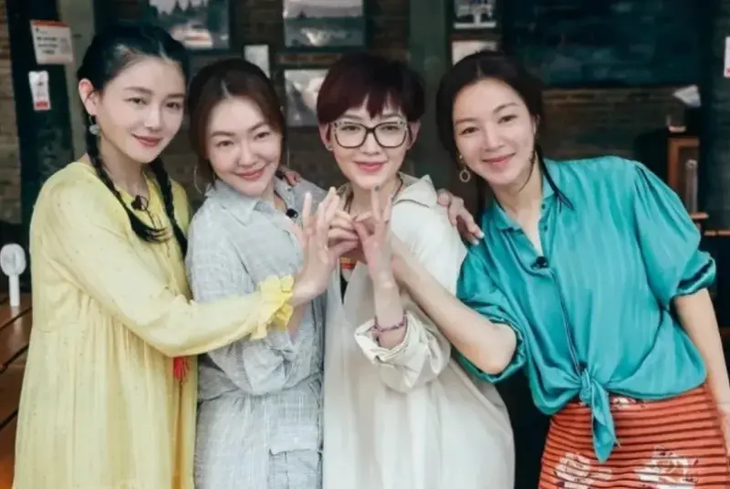 ▲范曉萱（左2）在好友大S於2月過世後，久違現身中國活動開唱，演唱經典歌曲〈我要我們在一起〉，唱到一半抬頭看向天空，似乎是想將歌曲送給大S，沒想到這一幕讓許多粉絲驚呆表示「好像大S」（右1）。（圖／翻攝自微博）