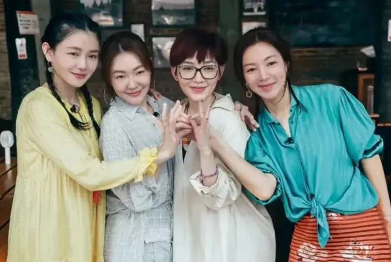 ▲范曉萱（左2）在好友大S於2月過世後，久違現身中國活動開唱，演唱經典歌曲〈我要我們在一起〉，唱到一半抬頭看向天空，似乎是想將歌曲送給大S，沒想到這一幕讓許多粉絲驚呆表示「好像大S」（右1）。（圖／翻攝自微博）