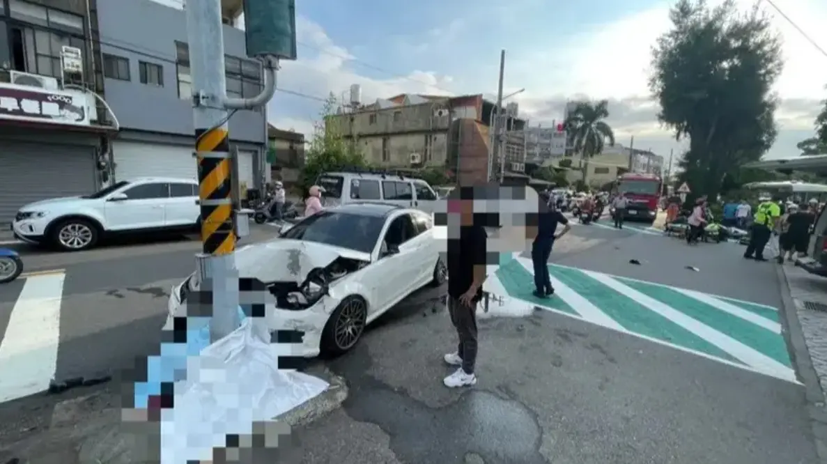 ▲彭姓男子去年9月16日開著白色賓士車行經新竹市虎林國中，逆向撞上2輛家長載孩童機車導致1人死亡、6人送醫。（圖／翻攝畫面）