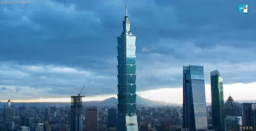 ▲15時48分，台北101還清楚可見，遠處還可以看到天氣還算不錯，不過大雷雨訊號已經非常明顯。（圖/台北即時影像YT）