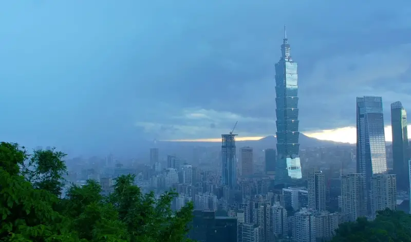 ▲台北旅遊網即時直播影像，拍下午後變天前後天空差別，101從看得清楚到能見度超低，前後也才差10分鐘，畫面非常驚人。（圖/台北即時影像YT）