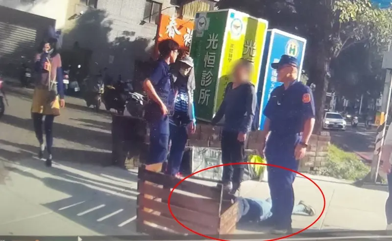 ▲警方獲報趕到時，老婦人（紅圈處）躺在地上不願起來。（圖／警方提供，2025.06.27）