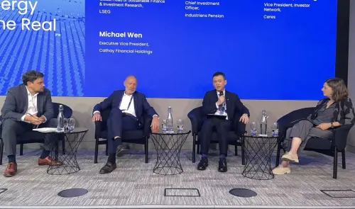 ▲國泰世華銀行副總經理温珍瀚（右二）代表國泰金控親赴倫敦證交所，參與「氣候投資高峰論壇」。與倫敦證券交易所集團（LSEG）全球永續投資研究主管Jaakko Kooroshy（左一）、丹麥大型退休基金Industriens Pension首席投資長Peter Lindegaard（左二），以及推動清潔能源倡議的非營利組織Ceres Investor Network副總裁Kirsten Spalding（右一）對談全球清潔能源的投資機會。（圖／國泰金控提供）