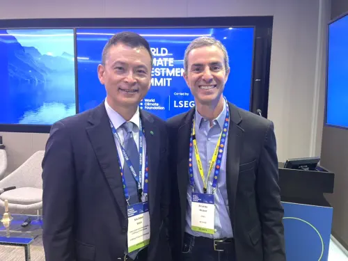 ▲國泰世華銀行副總經理温珍瀚（左）在氣候投資高峰論壇中，與今年11月將參加巴西貝倫聯合國氣候峰會（COP 30）的永續企業倡議聯盟Sustainable Business COP主席Ricardo Mussa（右）合影。國泰金控也將於今年五度挺進COP，為這場全球盛會注入台灣觀點。（圖/國泰金控提供）