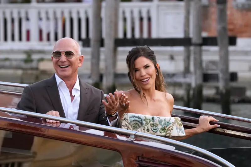 ▲亞馬遜創辦人貝佐斯(Jeff Bezos)與知名小三、前福斯新聞主播桑切斯(Lauren Sanchez)在義大利威尼斯高調舉行婚禮。(圖/美聯社/達志影像)