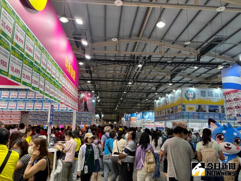 台中國際夏際旅展是全台唯一暑假前壓軸場次，各家紛祭最殺優惠衝買氣，吸引人潮湧入。（圖／記者金武鳳攝，2025.6.27)