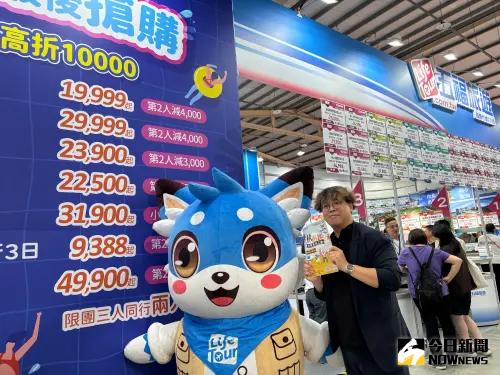 看好暑假旅遊商機 台中夏季旅展祭親子出國最高省1萬元 ▲拚暑假旅遊商機,五福旅行社喊出「暑假清艙,最後搶購」,包括親子日本遊、馬新雙樂園等超值行程很吸睛。(圖/記者金武鳳攝,2025.6.27)