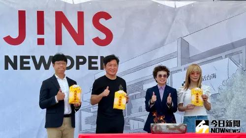 ▲活動結合日本御守與臺南燒海鹽文化的祈願儀式，象徵JINS在府城新場域的祝福啟程。(由左至右分別為誠品生活通路發展事業群資深總監林家賢、碳佐麻里董事長邱彥騰、臺南市副市長趙卿惠、JINS台灣睛姿總經理邱明琪)。（圖／記者陳美嘉攝，2025.06.27）