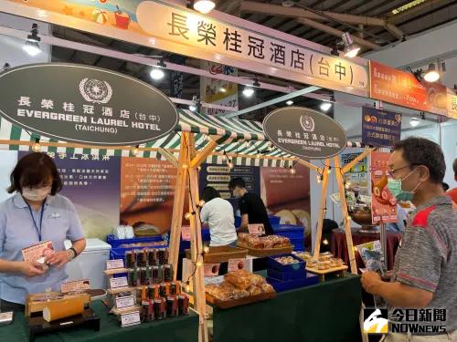 看好暑假旅遊商機 台中夏季旅展祭親子出國最高省1萬元 ▲首次參加旅展的長榮桂館酒店,搶攻中秋禮盒商機,推出精緻點心買一送一優惠吸客,(圖/記者金武鳳攝,2025.6.27)