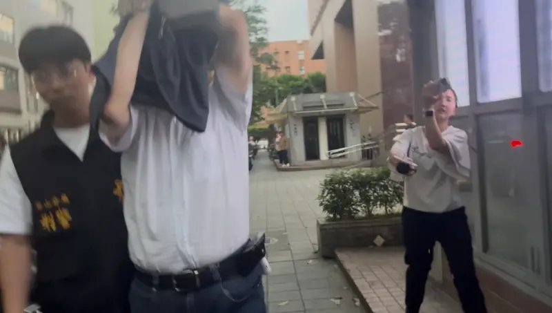 ▲地球村美語負責人陳中義（白衣男）涉嫌詐欺女牙醫借千萬給他，事後又透過竹聯幫靜安會想賴帳，並取回不動產權狀，北檢起訴求刑4年半。（圖／翻攝畫面）