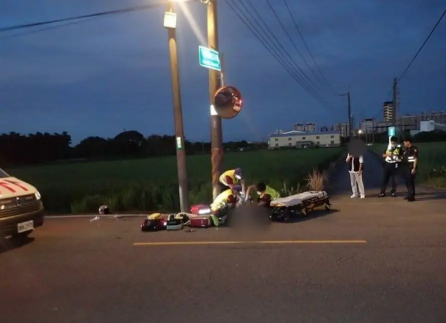 ▲桃園市18日晚間發生機車疑車速過快自撞電線桿事故，騎士與後座乘客2人重傷不治。（圖／翻攝畫面）