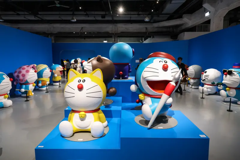 ▲「100%哆啦A夢&FRIENDS巡迴特展」來到高雄，選在國立科學工藝博物館展出，民眾將可看到超過100個立體造型哆啦A夢與12公尺高的巨型哆啦A夢。此為之前台北展現場。（圖／記者陳明安攝）