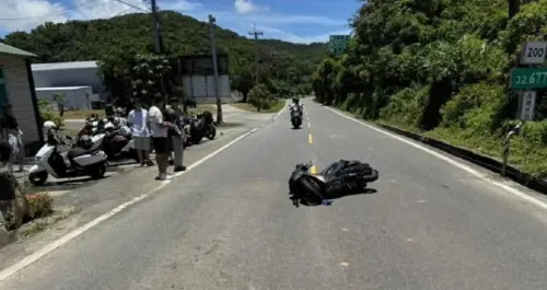 ▲一名19歲陳姓機車騎士昨（26）日載著友人行經屏東縣滿州鄉港仔路時，突然有猴子橫過馬路，陳姓騎士閃避不及撞個正著摔車，和後座張姓乘客在地上翻滾、多處擦挫傷。（圖／翻攝畫面）