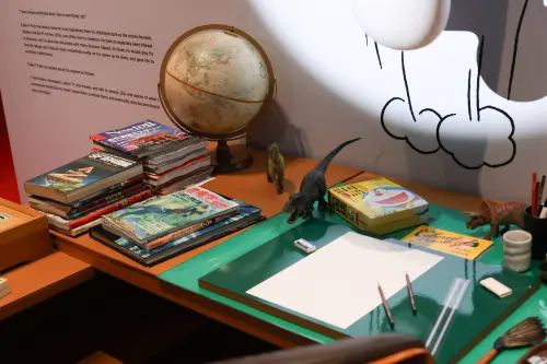 ▲從復刻的藤子·F·不二雄老師的工作室桌上，也完整呈現他平常喜愛看的書籍。（圖／記者陳明安攝）