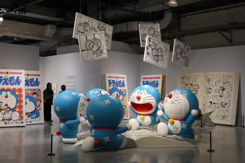 ▲展覽中可看到各種造型的哆啦A夢。（圖／記者陳明安攝）