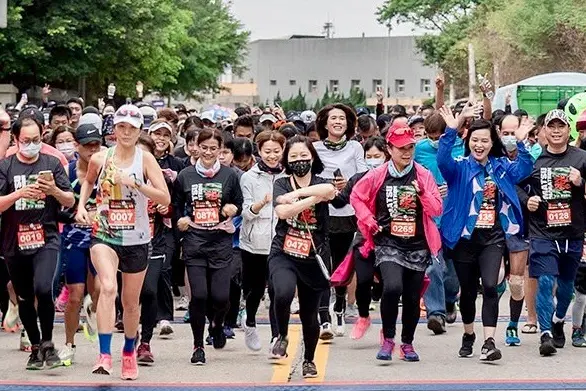 ▲「馬祖馬拉松」又將到來，開放報名，祭出總獎金新台幣50萬元，最有趣的是，全馬男、女冠軍將可獲「體重等重」的馬祖高粱酒，圖為往年盛況。（圖／馬祖馬拉松提供）