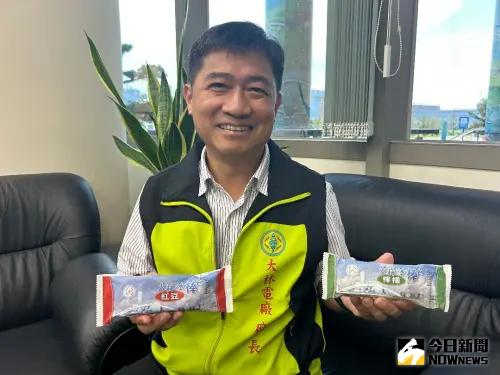 熱暑大林枝仔冰相伴！台電公司大林發電廠廠長洪貴忠賣力推銷冰棒
