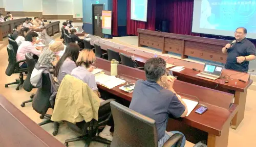 ▲在屏東地區雇主座談會中，邀請樹德科技大學社會工作系助理教授許震宇(站立者)，以從人工智慧(AI)技術演進對產業與就業型態的衝擊為題，作專題演講。(圖／勞動部高屏澎東分署提供)