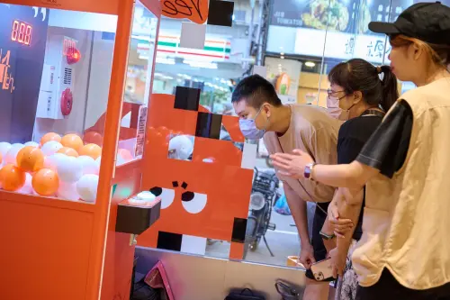 HUN混南區大里雙展店 開幕首四日橘醬爆炸蛤蜊免費送 ▲為了提升品牌互動,混高工店設置「10秒扭蛋機」,消費者有機會免費獲得HUHU相關限量周邊,(圖/業者提供)