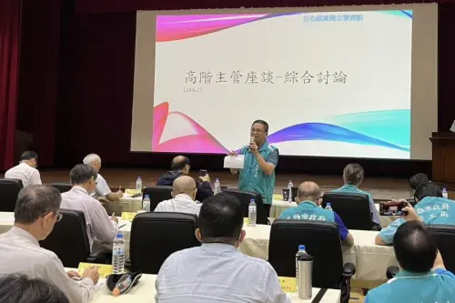 ▲高雄市政府勞工局舉辦石化業高階主管座談會,由勞工局勞動檢查處處長郭清吉(站立者)主持綜合討論。(圖/高雄市政府勞工局提供) ▲高雄市政府勞工局舉辦石化業高階主管座談會,由勞工局勞動檢查處處長郭清吉(站立者)主持綜合討論。(圖/高雄市政府勞工局提供)