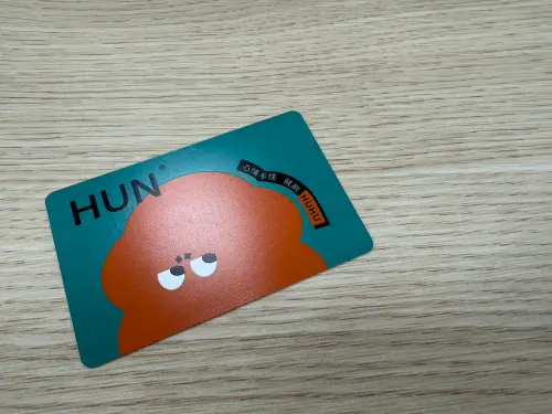 HUN混南區大里雙展店 開幕首四日橘醬爆炸蛤蜊免費送 ▲原創IP角色HUHU,可說是台灣餐飲品牌中,首度打造的自有IP角色,造型俏皮靈動超療癒,開發不少周邊商圈。(圖/業者提供)