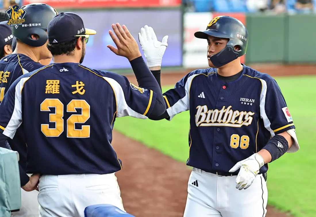 ▲中信兄弟宋晟睿（右）首打席敲出全壘打。（圖／中信兄弟提供）