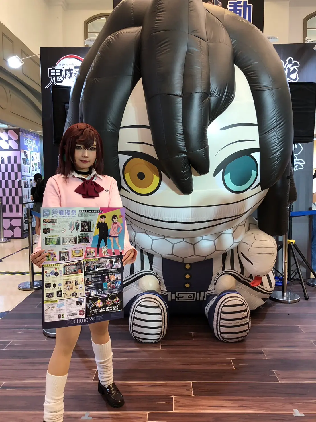 ▲中友翻轉動漫祭最大亮點，莫過於首次亮相的3米高《鬼滅之刃》蛇柱氣偶，成為動漫迷拍照熱點。（圖／中友提供）