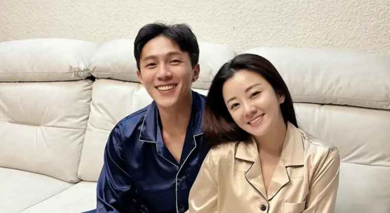 ▲被譽為「最美童星」的楊佩潔（右）1年前離婚前夫，如今走出陰霾，大方認愛單親帥爸嘉育（左），同時曝光戀愛細節，認了是自己主動追求。（圖／IG peggyyang86）