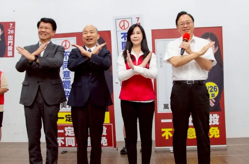 ▲立法院長韓國瑜展開反罷免行程，首站到桃園替立委萬美玲站台，喊出「大罷免成功，台灣民主一場空」。（圖／萬美玲辦公室提供）