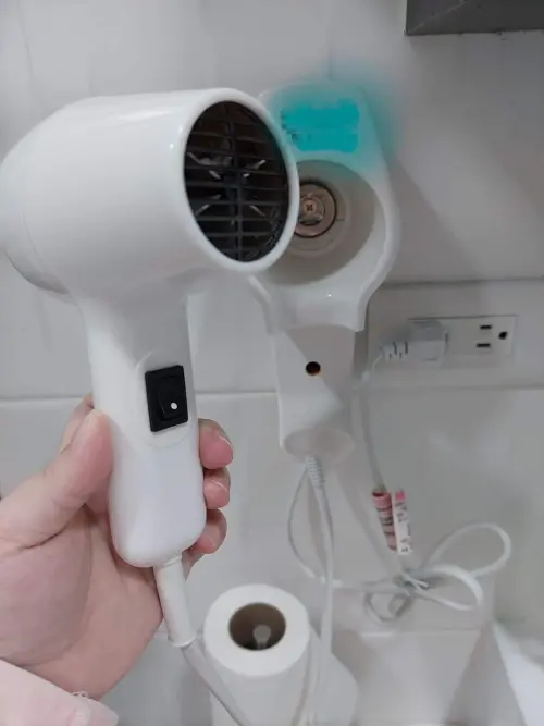 ▲這種壁掛式吹風機為按壓式，若想使用必須長時間按壓開關。（圖／爆料公社一日小編臉書粉專）