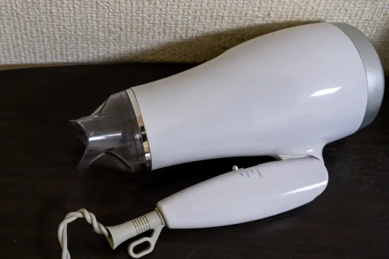 ▲吹風機是高功率、高耗能的電器，經濟部能源署指出，是常年穩居家庭用電量前十名。（圖／取自photoAC）