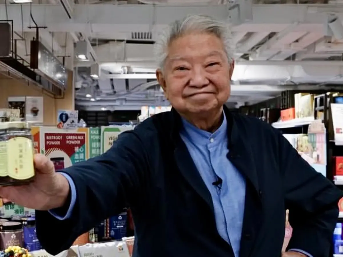 ▲香港著名美食評論家蔡瀾，驚傳6月25日於香港養和醫院安詳離世，他生前其實涉獵相當廣，身兼作家、旅遊家、電影人等，也曾投資餐廳，台灣美食家胡天蘭就對於他投資的餐廳「粗菜館」讚譽有加。（圖／翻攝蔡瀾IG）