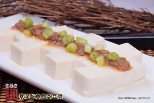 「粗菜館」的菜單有一欄目為「蔡瀾推介」,包含鹹魚醬蒸豆腐等菜色。(圖/取自粗菜館臉書) ▲「粗菜館」的菜單有一欄目為「蔡瀾推介」,包含鹹魚醬蒸豆腐等菜色。(圖/取自粗菜館臉書)