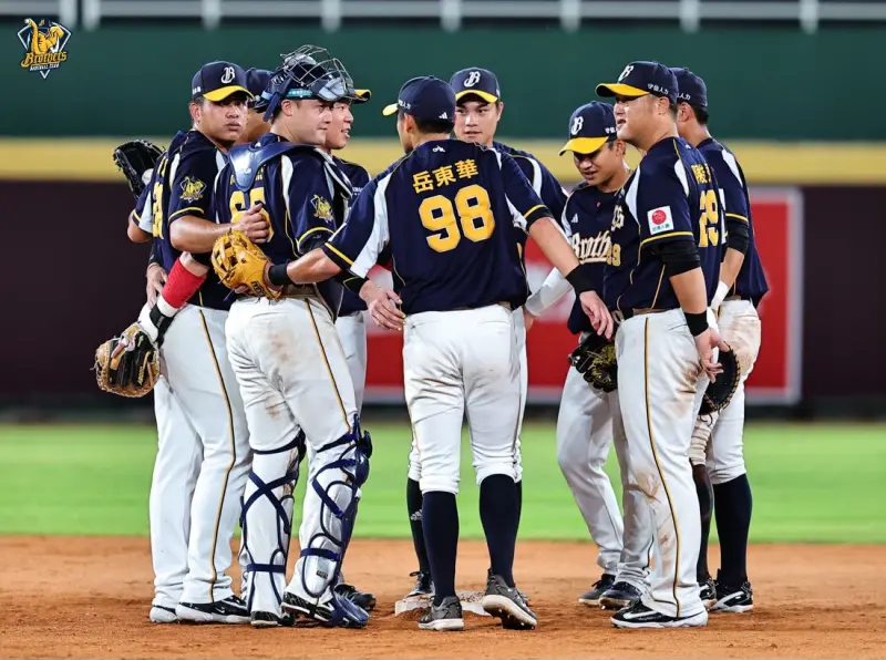 ▲中信兄弟與統一獅27日比賽打完後雙雙獲勝，目前兩隊戰績皆為34勝24敗，周末2戰勝敗結果，成上半季封王最關鍵戰役，中信兄弟將回到主場洲際球場與台鋼雄鷹進行2連戰，但本季猛象軍團面對台鋼雄鷹打得相對苦手。（圖／中信兄弟提供）