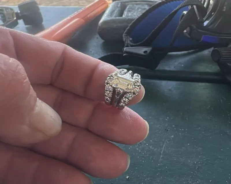 ▲美國德州1名女子，日前在湖中戲水時，丟失有105年歷史的家傳鑽戒，所幸在專業潛水員協助下，奇蹟般尋回。（圖／翻攝自臉書）