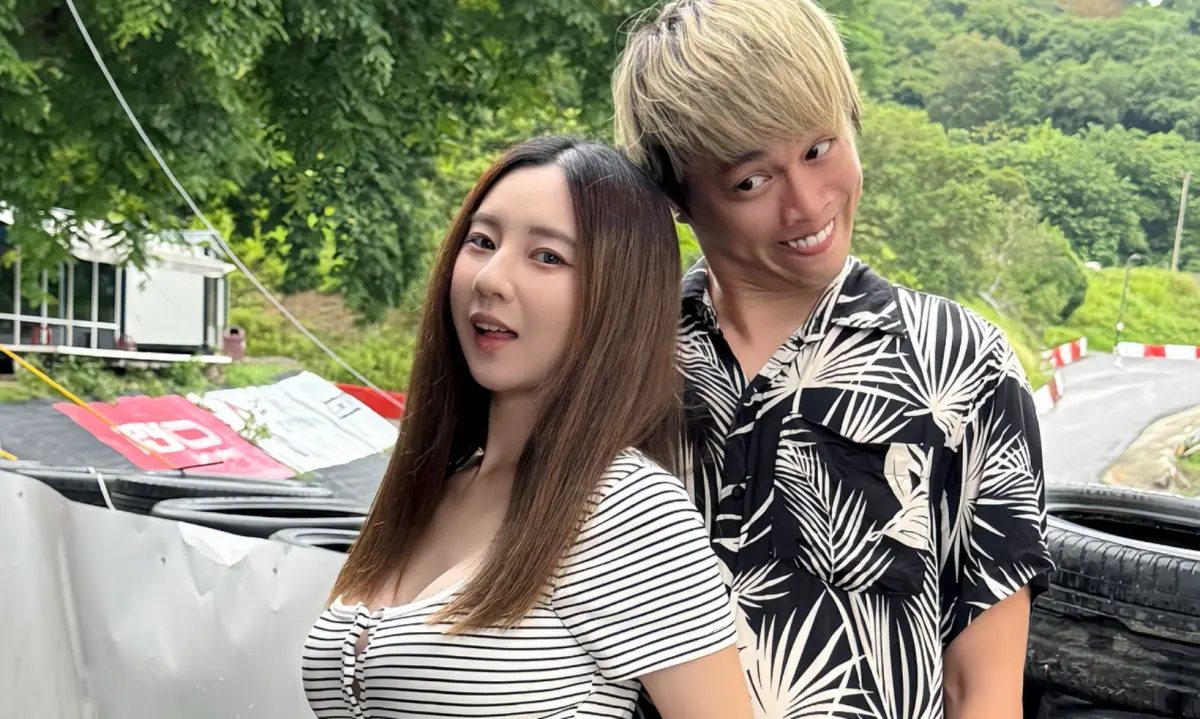 ▲百萬YTR儒哥（右）日前才剛跟女友衣衣（左）求婚成功，昨晚他再曝喜訊，曬出女友孕肚照，興奮嗨喊：「各位，我當爸了」。（圖／儒哥IG）