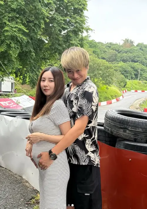 ▲儒哥求婚成功再曝喜訊！曬女友孕肚嗨喊：要當爸了（圖／儒哥IG）