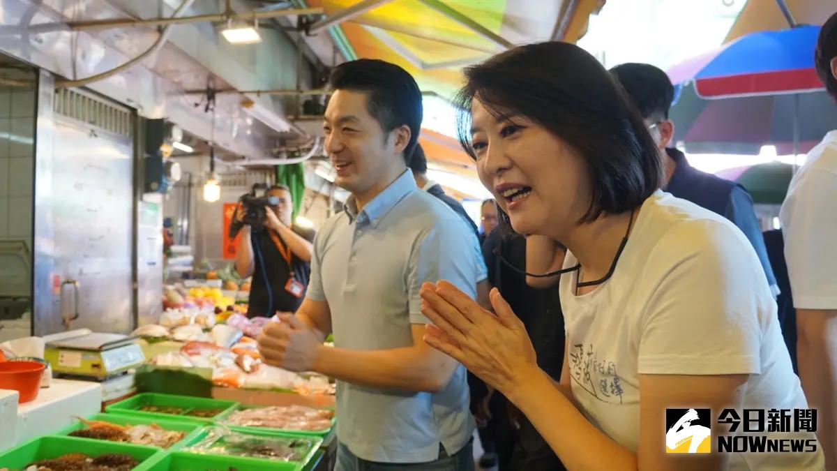 ▲台北市長蔣萬安回防本命區，陪同立委王鴻薇連掃2市場。（圖／記者呂炯昌攝，2025.06.28）