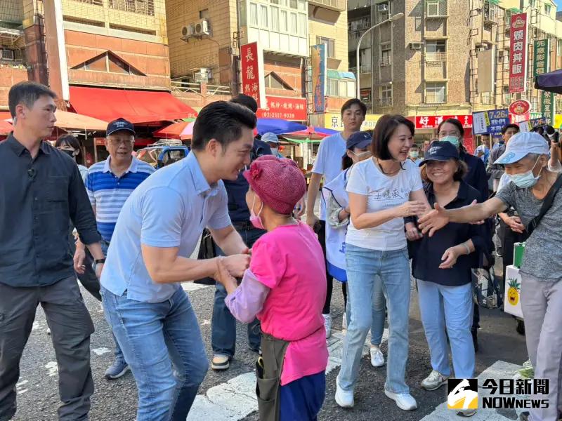 ▲台北市長蔣萬安回防本命區，陪同立委王鴻薇連掃2市場。（圖／記者呂炯昌攝，2025.06.28）