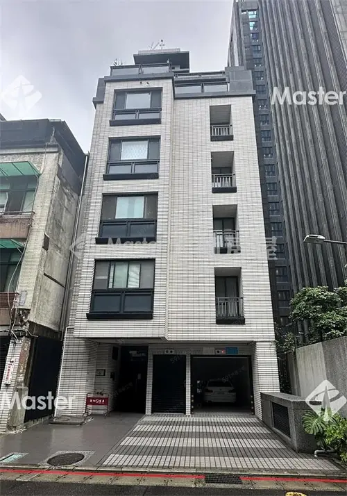 ▲「金聯南京捷韻/晶華官邸二期」位在新生北路二段巷弄裡，最高成交單價每坪70.56萬元。（圖／翻攝大師房屋網站）