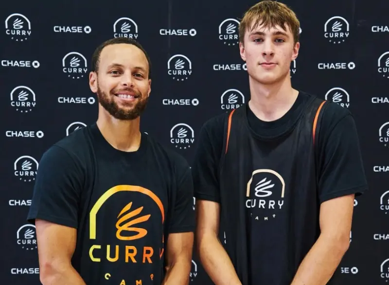 ▲NBA選秀結束後，狀元Cooper Flagg獲得偶像 Stephen Curry親自力挺！Curry在社群分享兩人過去在訓練營的合照，寫道：「Curry Camp → NBA，一起上吧！」（圖／取自X）	　