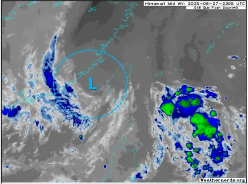 高空冷心低壓影響進入第3天,今(28)日逐漸減弱並且往北移動。(圖/天氣職人-吳聖宇臉書) ▲高空冷心低壓影響進入第3天,今(28)日逐漸減弱並且往北移動。(圖/天氣職人-吳聖宇臉書)