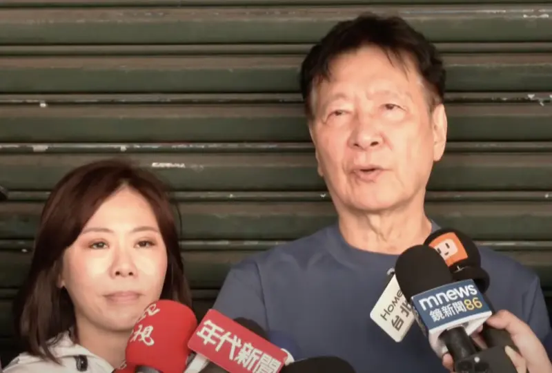 ▲戰鬥藍發起人趙少康合體國民黨立委李彥秀掃市場，喊話國台辦別插手台灣罷免。（圖／翻攝畫面）