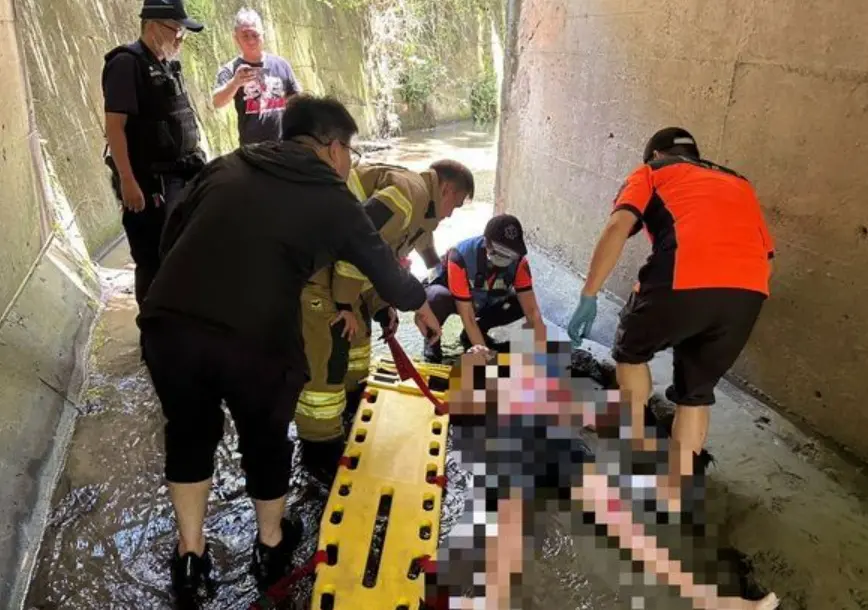 ▲59歲陳姓男子疑因追求彩券行女店員不成，竟持刀攻擊對方，事發後陳男駕車逃入山區企圖躲藏，隨後在試圖焚燒車輛滅證時不慎遭到燒傷。（圖／翻攝畫面）