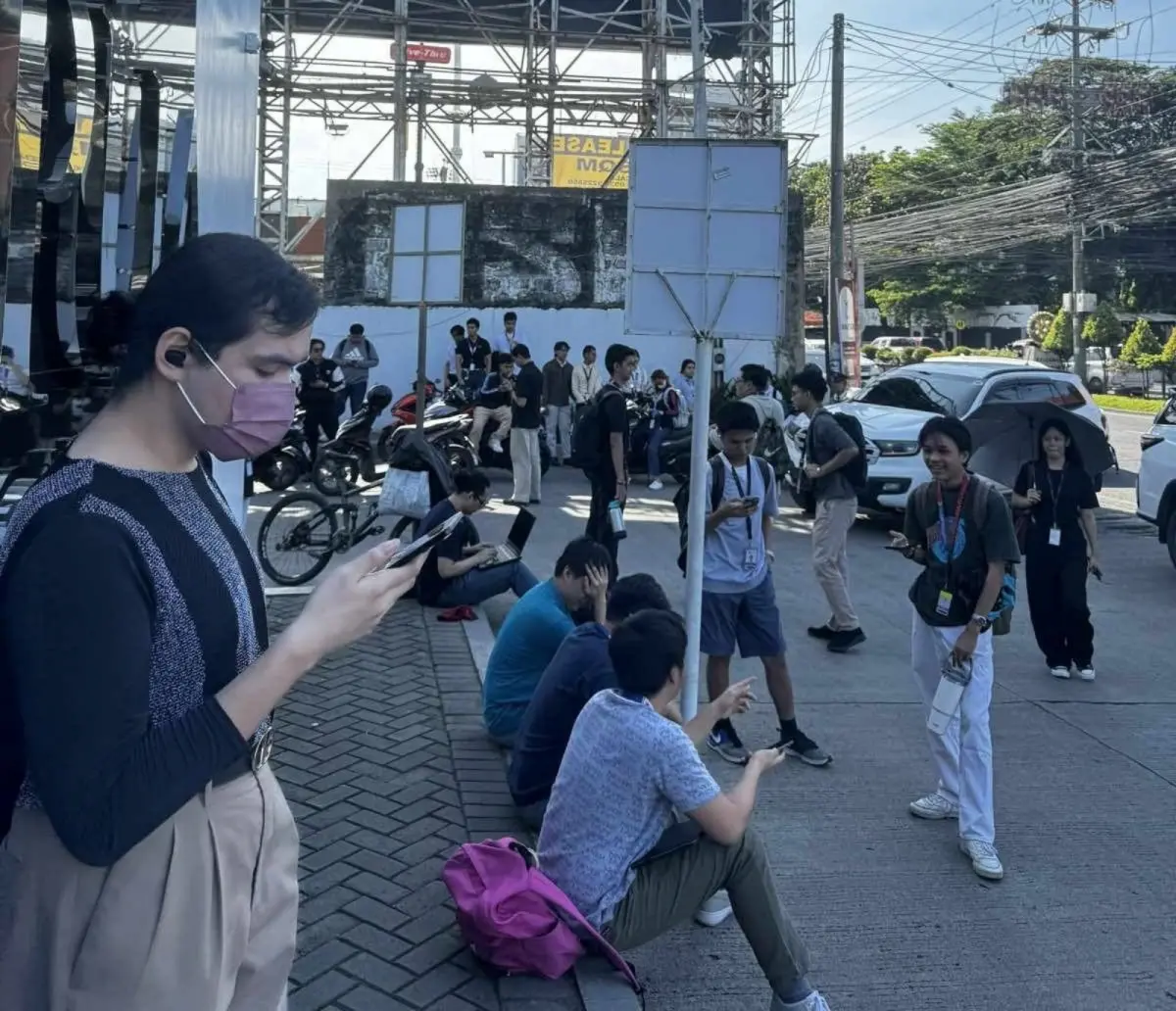 ▲菲律賓規模6.1的地震發生後，達沃市一所大學的學生跑到戶外，一邊用手機查看最新訊息，一邊與同學討論。（圖／翻攝自Super Radyo DZBB 594khz臉書）