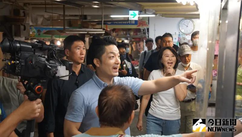 ▲藍營反制大罷免，台北市長蔣萬安回防本命區，陪同立委王鴻薇連掃2市場。（圖／記者呂炯昌攝，2025.06.28）